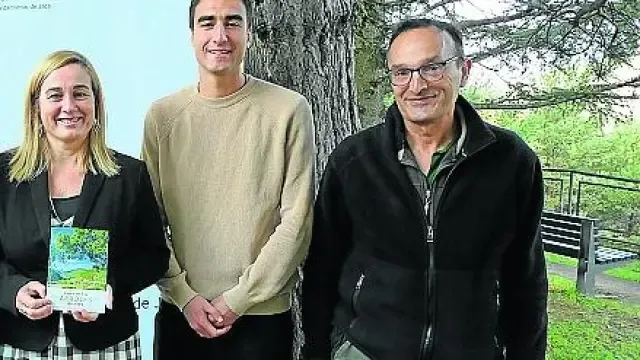 María José Jarne, los ediles Olvido Moratinos -con la nueva guía- y Manuel Díez, y Juan José Fernández, en el paseo de la Cantera.