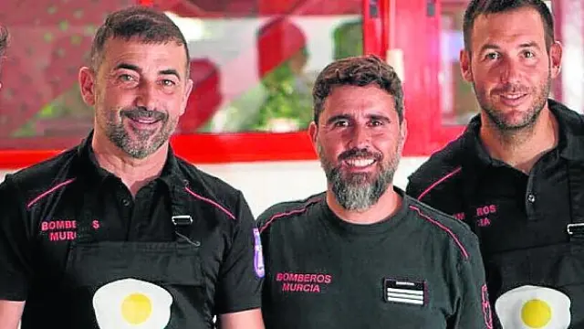Los Bomberos de Murcia protagonizan un programa gastronómico en Canal Cocina.