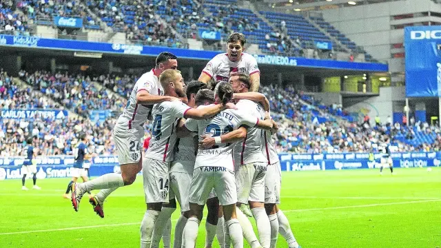 Los jugadores de la SD Huesca celebran el tanto de Carrillo en El Tartiere en la única victoria a domicilio hasta el momento.