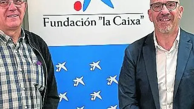 Francisco Ratia, director de Aspace Huesca, y Javier Muñoz, de CaixBank, firmaron el convenio.