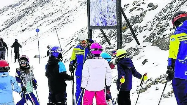 La escuela de esquí de la estación de Cerler recibió este jueves a los pequeños esquiadores.