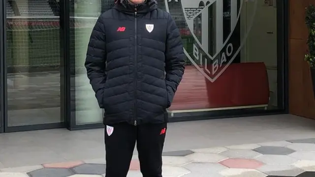 Julio Salinas posa junto al escudo del Athletic Club de Bilbao en las instalaciones de Lezama.
