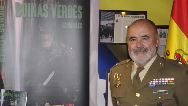 Kitín Muñoz, con el nuevo libro, y el comandante Terencio Pérez.