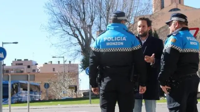 El alcalde de Monzón, Isaac Claver, junto a dos policías locales de la localidad.