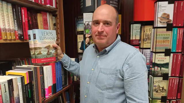 Víctor Castillón, en su librería de Barbastro.