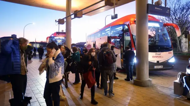 Viajeros en las dársenas de la Estación Intermodal de Huesca, este miércoles por la tarde.