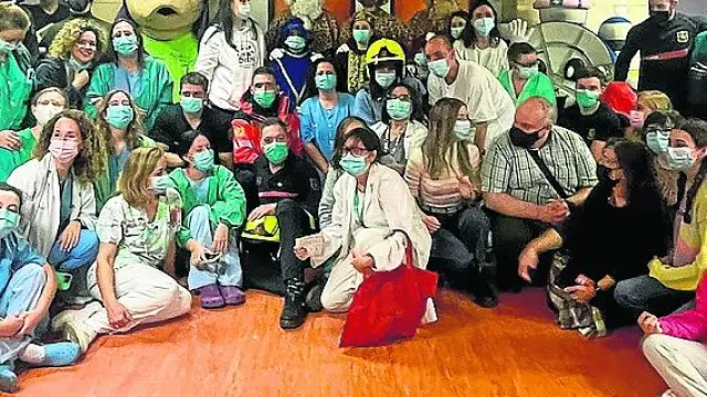 Los Magos posan junto a niños hospitalizados en el Infantil de Zaragoza, familias y personal del centro.