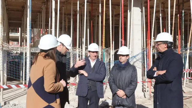Visita del alcalde de Huesca, Luis Felipe; la concejala de Urbanismo, María Rodrigo, y el CEO de Vitalia Home, José María Cosculluela, a las obras en el solar de Textil Bretón.