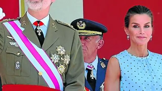 Don Felipe y Doña Letizia fueron muy aclamados durante la celebración de esta gran parada militar.