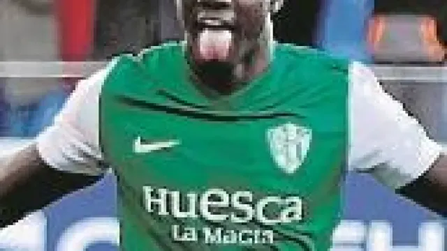 Obeng celebra su primer tanto con la SD Huesca.