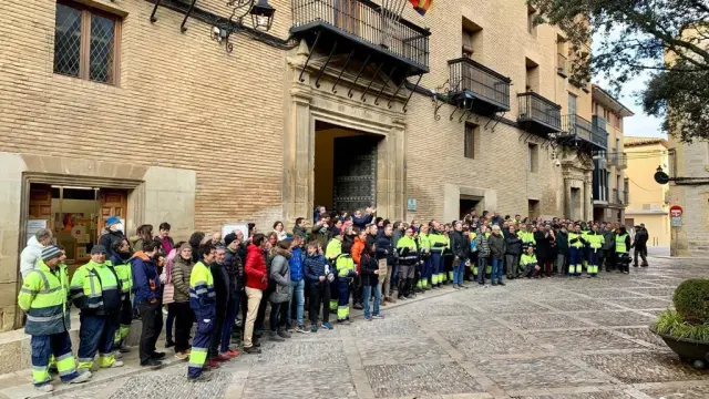 Más de 200 trabajadores municipales se manifestaron ante el Ayuntamiento de Huesca