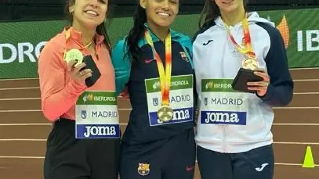 Elena Guiu, a la derecha, se colgó el bronce absoluto en 60 el pasado sábado en la mista pista donde competirá hoy.