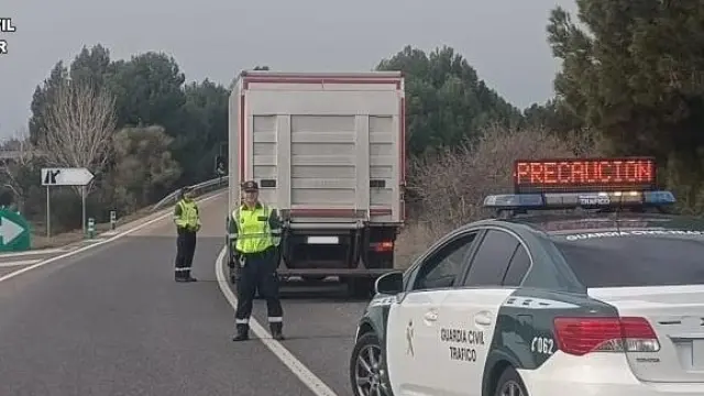 Un momento de la investigación realizada por la Guardia Civil al conductor del camión.