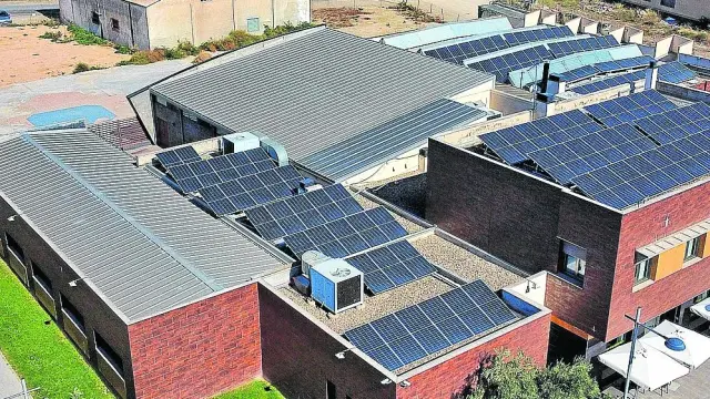 La Comarca de la Litera instaló en el techo del Centro Cultural y Juvenil de Binéfar un gran número de placas solares.