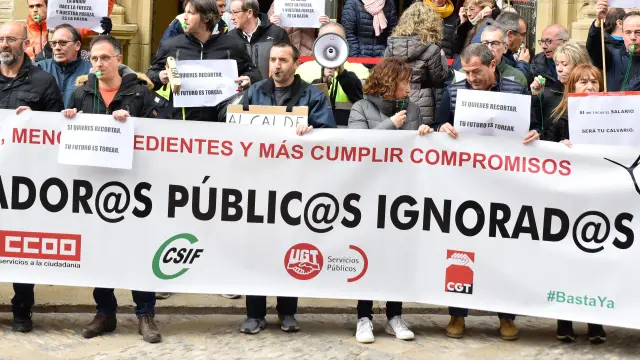 Concentración frente al Ayuntamiento de Huesca de los trabajadores públicos.