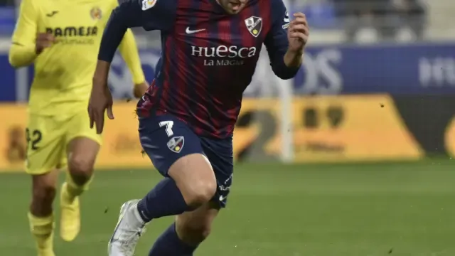 Gerard Valentín conduce el balón durante un partido en El Alcoraz.