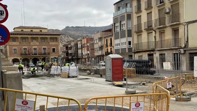 Obras en la plaza España de Fraga.