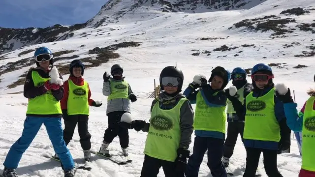 Un grupo de escolares disfruta de la nieve en la estación de esquí de Aramón Cerler.