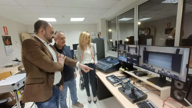 Fernando Torres y Belinda Pallás, con los nuevos equipos del control de cámaras del teatro.