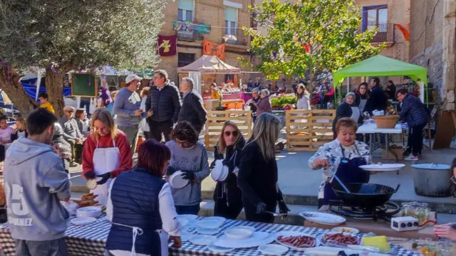Ambiente que ha presentado este sábado la localidad de San Esteban de Litera por la Feria de Artesanía y Mercado de las Flores.