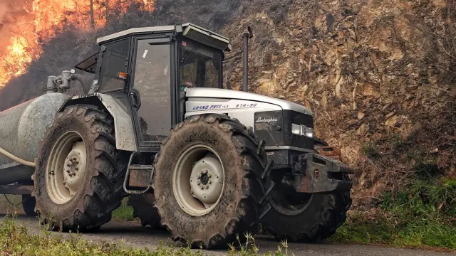 Un tractor en los incendios de Valdés y Tineo, en Asturias.