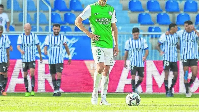 Juan Carlos Real, cabizbajo, se dispone a sacar de centro del campo tras el segundo gol del Alavés en el partido de ida.