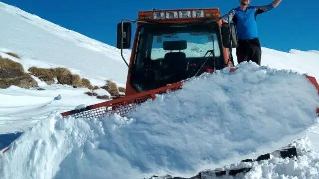 Borja Real, con una máquina ratrack, en el espacio de esquí de montaña Skimo Ruego este invierno.