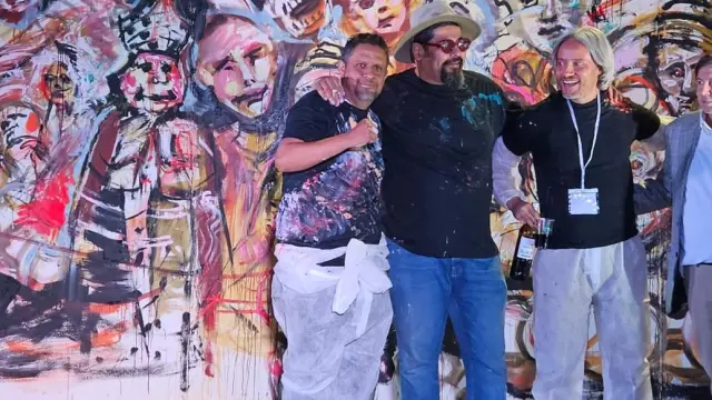 Los artistas mexicanos junto a Gorgonio Sanjuán, delante del mural que han pintado en Arteria