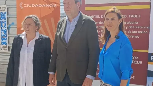 Natalia Lascorz, Carlos Ortas y Jara Bernués, este jueves en el solar de La Merced.