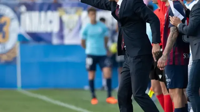 El entrenador del Huesca, Cuco Ziganda, durante el encuentro ante el Leganés en Butarque.