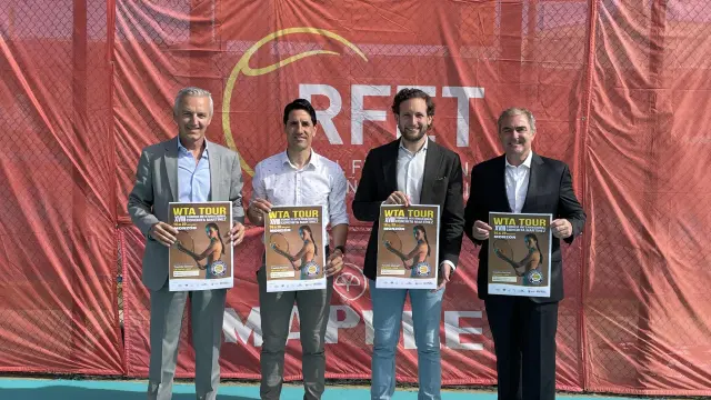 Michel Irigaray, Eliseo Martín, Isaac Claver y Miguel Palazón posan con el cartel del torneo.