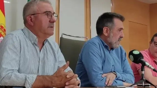 Longán, presidente del CA Fraga Bajo Cinca, Burgos, alcalde, y Esteve, técnico de Deportes.