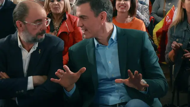 Javier Lambán y Pedro Sánchez conversan durante el acto celebrado ayer en Zaragoza.