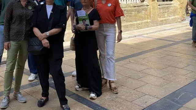 Silvia Mellado, candidata a la alcaldía de Huesca por Verdes Equo e Inés Sabanés, diputada de Más País-Verdes Equo junto al equipo municipal