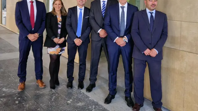 El responsable y varios profesionales de la nueva oficina de Huesca junto a directivos de Cajamar
