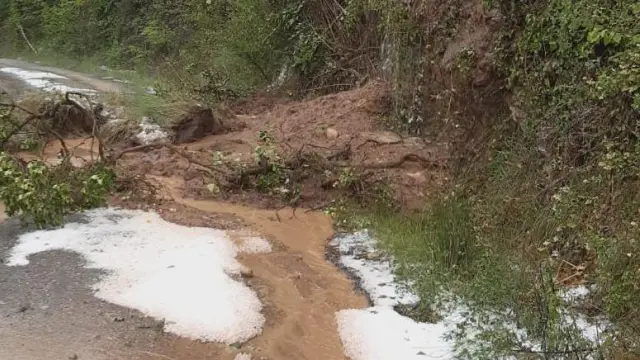 Desperfectos tras la tromba de agua y granizo registrada en Perarrúa.