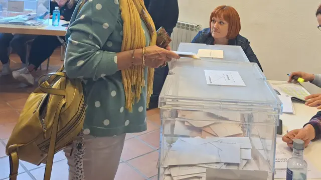 Una vecina de Sabiñánigo ejerce su derecho al voto en un colegio electoral el pasado domingo.
