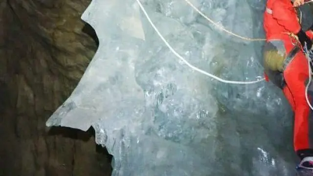 Investigadores estudian el estado de las cuevas de hielo de Ordesa