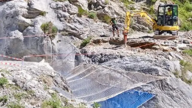 Comienzan los trabajos de reconstrucción del puente sobre el río Cinca en el valle de Pineta.