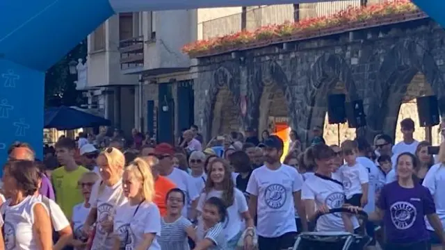 Vecinos y visitantes salen en la VI Marcha por la Vida en la localidad de Biescas para luchar por una buena causa.