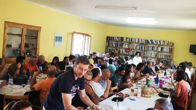 Los asistentes a la jornada celebrada en Gésera compartieron mesa y mantel.