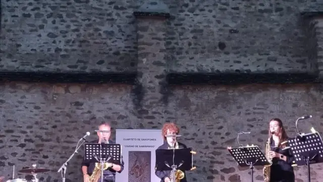 El Cuarteto de Saxofones ‘Ciudad de Sabiñánigo’, actuando en el pueblo de El Puente, municipio de Sabiñánigo.