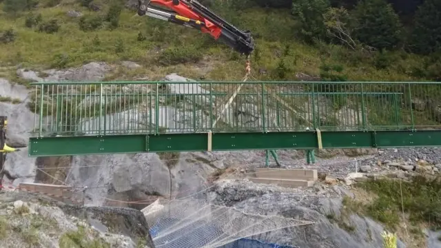 Colocación de la pasarela del puente sobre el río Cinca en Pineta.