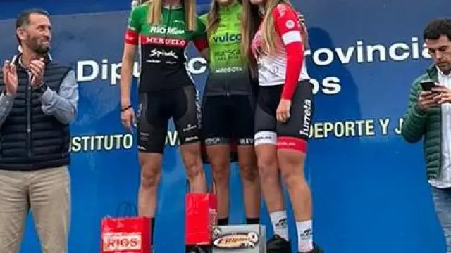 La junior Ana López, en lo más alto del podio en Villarcayo.
