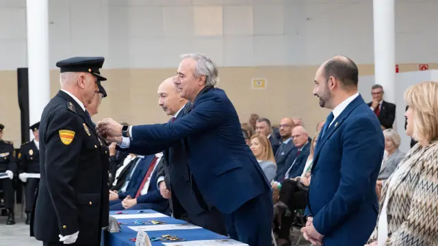 Jorge Azcón ha clausurado en Barbastro este lunes la ceremonia de entrega de las condecoraciones al Mérito Policial en Aragón.