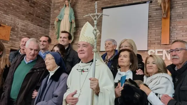 Francisca Aizpún, en el medio, en la celebración de su cumpleaños junto al Obispo.