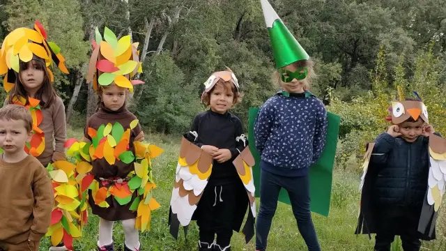 Los alumnos de infantil crearon disfraces y se lanzaron al bosque en una jornada soleada.