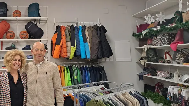 Tere Barrio y Luis García Landa, propietarios de Bici Aventura, ayer en su renovada tienda.