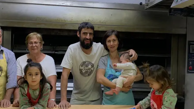 Víctor Chárlez y su familia en la panadería que regenta en la localidad de Naval.