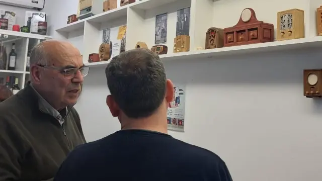 Manuel Laplana conversa con una visita en la exposición de su obra.